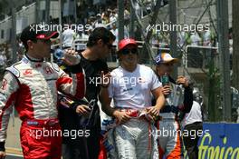 21.10.2007 Sao Paulo, Brazil,  Formula One drivers picture, The end of season group photo, Anthony Davidson (GBR), Super Aguri F1 Team, Mark Webber (AUS), Red Bull Racing, Fernando Alonso (ESP), McLaren Mercedes  - Formula 1 World Championship, Rd 17, Brazilian Grand Prix, Sunday