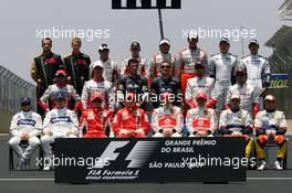 21.10.2007 Sao Paulo, Brazil,  Formula One drivers picture, The end of season group photo - Formula 1 World Championship, Rd 17, Brazilian Grand Prix, Sunday