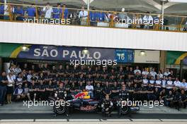 21.10.2007 Sao Paulo, Brazil,  David Coulthard (GBR), Red Bull Racing, Mark Webber (AUS), Red Bull Racing, Sébastien Buemi (SUI), ASL Mücke Motorsport - Formula 1 World Championship, Rd 17, Brazilian Grand Prix, Sunday