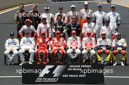 21.10.2007 Sao Paulo, Brazil,  Formula One drivers picture, The end of season group photo - Formula 1 World Championship, Rd 17, Brazilian Grand Prix, Sunday