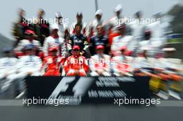 21.10.2007 Sao Paulo, Brazil,  Formula One drivers picture, The end of season group photo, Feature, Kimi Raikkonen (FIN), Räikkönen, Scuderia Ferrari  - Formula 1 World Championship, Rd 17, Brazilian Grand Prix, Sunday