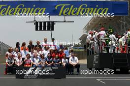 21.10.2007 Sao Paulo, Brazil,  end of the season group picture of all team press people / media - Formula 1 World Championship, Rd 17, Brazilian Grand Prix, Sunday