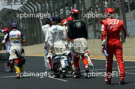 21.10.2007 Sao Paulo, Brazil,  Formula One drivers picture, The end of season group photo, drivers walk there  - Formula 1 World Championship, Rd 17, Brazilian Grand Prix, Sunday