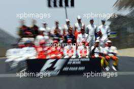 21.10.2007 Sao Paulo, Brazil,  Formula One drivers picture, The end of season group photo, Feature, Lewis Hamilton (GBR), McLaren Mercedes  - Formula 1 World Championship, Rd 17, Brazilian Grand Prix, Sunday