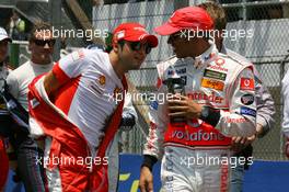 21.10.2007 Sao Paulo, Brazil,  Formula One drivers picture, The end of season group photo, Felipe Massa (BRA), Scuderia Ferrari, Lewis Hamilton (GBR), McLaren Mercedes - Formula 1 World Championship, Rd 17, Brazilian Grand Prix, Sunday