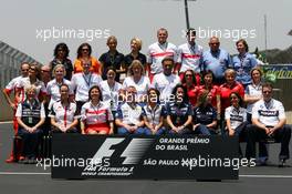 21.10.2007 Sao Paulo, Brazil,  end of the season group picture of all team press people / media - Formula 1 World Championship, Rd 17, Brazilian Grand Prix, Sunday