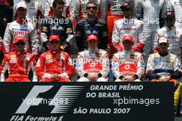 21.10.2007 Sao Paulo, Brazil,  Formula One drivers picture, The end of season group photo, Felipe Massa (BRA), Scuderia Ferrari, Kimi Raikkonen (FIN), Räikkönen, Scuderia Ferrari, Fernando Alonso (ESP), McLaren Mercedes, Lewis Hamilton (GBR), McLaren Mercedes, Heikki Kovalainen (FIN), Renault F1 Team  - Formula 1 World Championship, Rd 17, Brazilian Grand Prix, Sunday