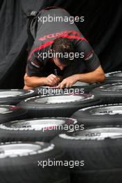 18.10.2007 Sao Paulo, Brazil,  Honda Racing F1 Team mechanic - Formula 1 World Championship, Rd 17, Brazilian Grand Prix, Thursday