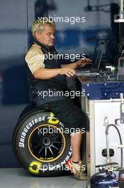 18.10.2007 Sao Paulo, Brazil,  A Scuderia Toro Rosso engineer - Formula 1 World Championship, Rd 17, Brazilian Grand Prix, Thursday