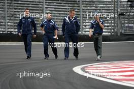 18.10.2007 Sao Paulo, Brazil,  Kazuki Nakajima (JPN), Williams F1 Team, walks the circuit - Formula 1 World Championship, Rd 17, Brazilian Grand Prix, Thursday