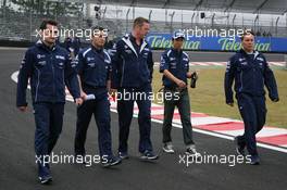 18.10.2007 Sao Paulo, Brazil,  Kazuki Nakajima (JPN), Williams F1 Team, does a track walk with his team - Formula 1 World Championship, Rd 17, Brazilian Grand Prix, Thursday