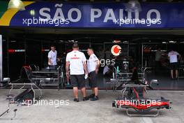 18.10.2007 Sao Paulo, Brazil,  McLaren Mercedes mechanics - Formula 1 World Championship, Rd 17, Brazilian Grand Prix, Thursday