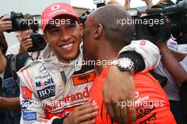 10.06.2007 Montreal, Canada,  1st place Lewis Hamilton (GBR), McLaren Mercedes celebrates with his father Anthony Hamilton  - Formula 1 World Championship, Rd 6, Canadian Grand Prix, Sunday Podium