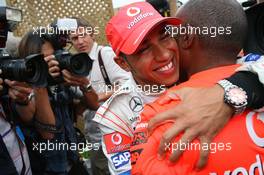 10.06.2007 Montreal, Canada,  1st place Lewis Hamilton (GBR), McLaren Mercedes celebrates with his father Anthony Hamilton  - Formula 1 World Championship, Rd 6, Canadian Grand Prix, Sunday Podium
