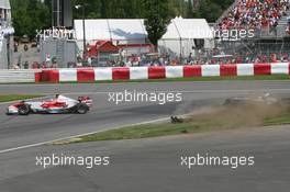 10.06.2007 Montreal, Canada,  Jarno Trulli (ITA), Toyota Racing, TF107 and Nico Rosberg (GER), WilliamsF1 Team, FW29 - Formula 1 World Championship, Rd 6, Canadian Grand Prix, Sunday Race