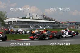 10.06.2007 Montreal, Canada,  Start, Lewis Hamilton (GBR), McLaren Mercedes, MP4-22, leads, Nick Heidfeld (GER), BMW Sauber F1 Team, F1.07 - Formula 1 World Championship, Rd 6, Canadian Grand Prix, Sunday Race