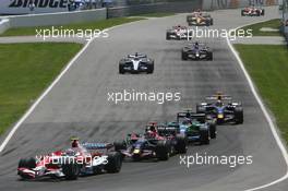 10.06.2007 Montreal, Canada,  Jarno Trulli (ITA), Toyota Racing, TF107, Vitantonio Liuzzi (ITA), Scuderia Toro Rosso, STR02 - Formula 1 World Championship, Rd 6, Canadian Grand Prix, Sunday Race
