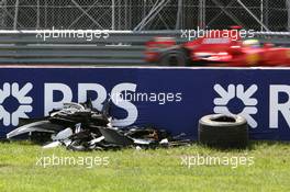 10.06.2007 Montreal, Canada,  Felipe Massa (BRA), Scuderia Ferrari, F2007, passes the wreckage of Robert Kubica (POL), BMW Sauber F1 Team, F1.07, crash - Formula 1 World Championship, Rd 6, Canadian Grand Prix, Sunday Race