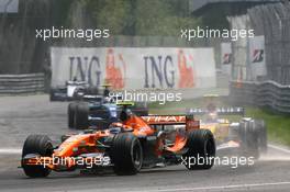 10.06.2007 Montreal, Canada,  Christijan Albers (NED), Spyker F1 Team, F8-VII and Heikki Kovalainen (FIN), Renault F1 Team, R27 - Formula 1 World Championship, Rd 6, Canadian Grand Prix, Sunday Race