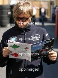 10.06.2007 Montreal, Canada,  Nick Heidfeld (GER), BMW Sauber F1 Team, reads the Red Bulletin - Formula 1 World Championship, Rd 6, Canadian Grand Prix, Sunday