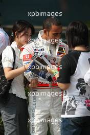 05.10.2007 Shanghai, China,  Lewis Hamilton (GBR), McLaren Mercedes signs an autograph - Formula 1 World Championship, Rd 16, Chinese Grand Prix, Friday