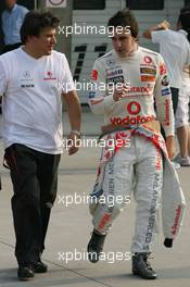 05.10.2007 Shanghai, China,  Fernando Alonso (ESP), McLaren Mercedes and Fabrizio Borra (ITA), Physiotherapist of Fernando Alonso - Formula 1 World Championship, Rd 16, Chinese Grand Prix, Friday