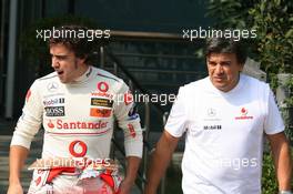 05.10.2007 Shanghai, China,  Fernando Alonso (ESP), McLaren Mercedes and Fabrizio Borra (ITA), Physiotherapist of Fernando Alonso - Formula 1 World Championship, Rd 16, Chinese Grand Prix, Friday Practice