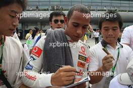 05.10.2007 Shanghai, China,  Lewis Hamilton (GBR), McLaren Mercedes signs autographs - Formula 1 World Championship, Rd 16, Chinese Grand Prix, Friday