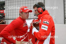 07.10.2007 Shanghai, China,  Kimi Raikkonen (FIN), Räikkönen, Scuderia Ferrari, Chris Dyer (AUS), Scuderia Ferrari, Track Engineer of Kimi Raikkonen (FIN)- Formula 1 World Championship, Rd 16, Chinese Grand Prix, Sunday Pre-Race Grid