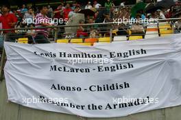 07.10.2007 Shanghai, China,  Lewis Hamilton (GBR), McLaren Mercedes fans with flag - Formula 1 World Championship, Rd 16, Chinese Grand Prix, Sunday Pre-Race Grid