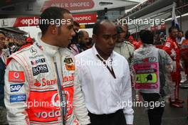 07.10.2007 Shanghai, China,  Lewis Hamilton (GBR), McLaren Mercedes with his father Anthony Hamilton (GBR), Father of Lewis Hamilton - Formula 1 World Championship, Rd 16, Chinese Grand Prix, Sunday Pre-Race Grid