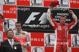 07.10.2007 Shanghai, China,  2nd place Fernando Alonso (ESP), McLaren Mercedes and 1st place Kimi Raikkonen (FIN), Räikkönen, Scuderia Ferrari - Formula 1 World Championship, Rd 16, Chinese Grand Prix, Sunday Podium