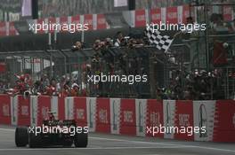 07.10.2007 Shanghai, China,  Kimi Raikkonen (FIN), Räikkönen, Scuderia Ferrari takes the chequered flag  - Formula 1 World Championship, Rd 16, Chinese Grand Prix, Sunday Podium