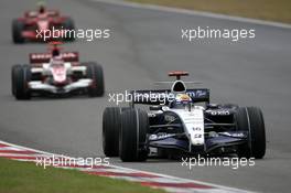 07.10.2007 Shanghai, China,  Nico Rosberg (GER), WilliamsF1 Team, Takuma Sato (JPN), Super Aguri F1 - Formula 1 World Championship, Rd 16, Chinese Grand Prix, Sunday Race