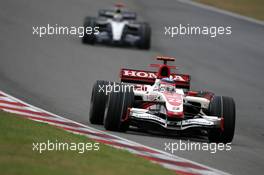 07.10.2007 Shanghai, China,  Takuma Sato (JPN), Super Aguri F1, Nico Rosberg (GER), WilliamsF1 Team - Formula 1 World Championship, Rd 16, Chinese Grand Prix, Sunday Race