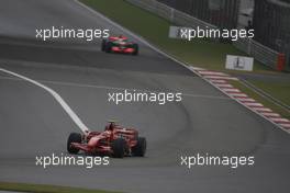 07.10.2007 Shanghai, China,  Kimi Raikkonen (FIN), Räikkönen, Scuderia Ferrari, F2007 leads Lewis Hamilton (GBR), McLaren Mercedes, MP4-22 - Formula 1 World Championship, Rd 16, Chinese Grand Prix, Sunday Race