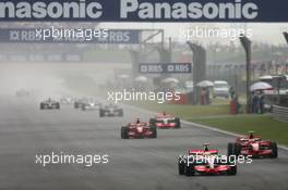 07.10.2007 Shanghai, China,  Start, Lewis Hamilton (GBR), McLaren Mercedes, MP4-22 leads Kimi Raikkonen (FIN), Räikkönen, Scuderia Ferrari, F2007 and Felipe Massa (BRA), Scuderia Ferrari, F2007 - Formula 1 World Championship, Rd 16, Chinese Grand Prix, Sunday Race