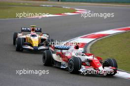 07.10.2007 Shanghai, China,  Jarno Trulli (ITA), Toyota Racing, Heikki Kovalainen (FIN), Renault F1 Team - Formula 1 World Championship, Rd 16, Chinese Grand Prix, Sunday Race