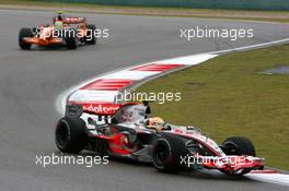 07.10.2007 Shanghai, China,  Lewis Hamilton (GBR), McLaren Mercedes, Sakon Yamamoto (JPN), Spyker F1 Team - Formula 1 World Championship, Rd 16, Chinese Grand Prix, Sunday Race