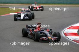 07.10.2007 Shanghai, China,  Vitantonio Liuzzi (ITA), Scuderia Toro Rosso. Nico Rosberg (GER), WilliamsF1 Team - Formula 1 World Championship, Rd 16, Chinese Grand Prix, Sunday Race