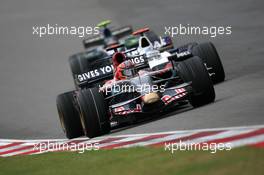 07.10.2007 Shanghai, China,  Vitantonio Liuzzi (ITA), Scuderia Toro Rosso, Nick Heidfeld (GER), BMW Sauber F1 Team - Formula 1 World Championship, Rd 16, Chinese Grand Prix, Sunday Race