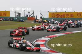 07.10.2007 Shanghai, China,  Start, Lewis Hamilton (GBR), McLaren Mercedes, MP4-22 leads Kimi Raikkonen (FIN), Räikkönen, Scuderia Ferrari, F2007 and Felipe Massa (BRA), Scuderia Ferrari, F2007 - Formula 1 World Championship, Rd 16, Chinese Grand Prix, Sunday Race