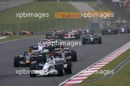 07.10.2007 Shanghai, China,  Nick Heidfeld (GER), BMW Sauber F1 Team, F1.07 and Mark Webber (AUS), Red Bull Racing, RB3 - Formula 1 World Championship, Rd 16, Chinese Grand Prix, Sunday Race