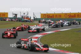 07.10.2007 Shanghai, China,  Start, Lewis Hamilton (GBR), McLaren Mercedes, MP4-22 leads Kimi Raikkonen (FIN), Räikkönen, Scuderia Ferrari, F2007 and Fernando Alonso (ESP), McLaren Mercedes, MP4-22 - Formula 1 World Championship, Rd 16, Chinese Grand Prix, Sunday Race