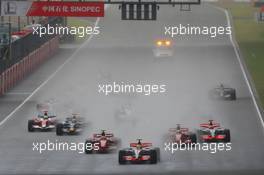 07.10.2007 Shanghai, China,  Start, Lewis Hamilton (GBR), McLaren Mercedes, MP4-22 leads Kimi Raikkonen (FIN), Räikkönen, Scuderia Ferrari, F2007 and Felipe Massa (BRA), Scuderia Ferrari, F2007 - Formula 1 World Championship, Rd 16, Chinese Grand Prix, Sunday Race