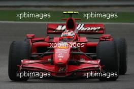 07.10.2007 Shanghai, China,  Kimi Raikkonen (FIN), Räikkönen, Scuderia Ferrari, F2007, badly worn tyres - Formula 1 World Championship, Rd 16, Chinese Grand Prix, Sunday Race