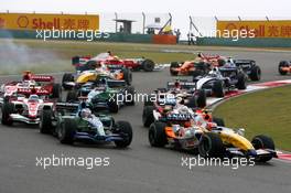 07.10.2007 Shanghai, China,  Heikki Kovalainen (FIN), Renault F1 Team, Jenson Button (GBR), Honda Racing F1 Team - Formula 1 World Championship, Rd 16, Chinese Grand Prix, Sunday Race