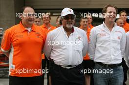 06.10.2007 Shanghai, China,  Spyker F1 Team and Colin Kolles (GER), Dr Vijay Mallya (IND), Kingfisher, Michiel Mol (NED), Spyker - Formula 1 World Championship, Rd 16, Chinese Grand Prix, Saturday