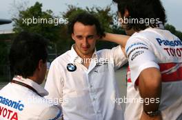 06.10.2007 Shanghai, China,  Robert Kubica (POL),  BMW Sauber F1 Team, talks with Toyota Racing mechanics - Formula 1 World Championship, Rd 16, Chinese Grand Prix, Saturday