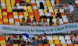 06.10.2007 Shanghai, China,  Giancarlo Fisichella (ITA), Renault F1 Team, fans - Formula 1 World Championship, Rd 16, Chinese Grand Prix, Saturday